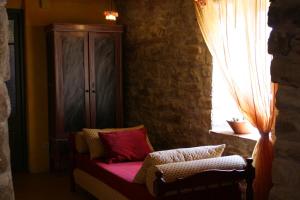a living room with a couch and a window at Les Cavallerisses in Guialmons