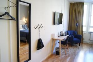 TV a/nebo společenská místnost v ubytování Hotel Falun