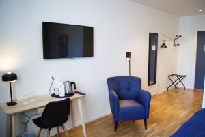 TV a/nebo společenská místnost v ubytování Hotel Falun