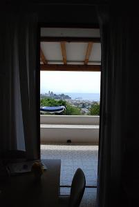 una ventana de una habitación con vistas en Costa Residence Vacanze, en Lipari