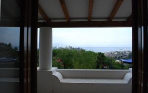 una ventana con vistas al océano desde una casa en Costa Residence Vacanze, en Lipari