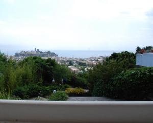 vistas a la ciudad desde el balcón de una casa en Costa Residence Vacanze, en Lipari