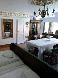 ein Esszimmer mit einem weißen Tisch und Stühlen in der Unterkunft Rittergut Haus Laer in Bochum
