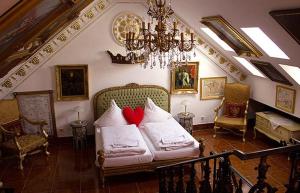 a living room with a couch with two red pillows at Rittergut Haus Laer in Bochum