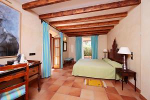 1 dormitorio con cama y escritorio en Ca's Garriguer en Valldemossa