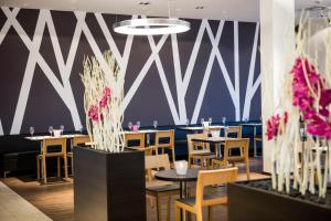 Um restaurante ou outro lugar para comer em Star G Hotel Premium München Domagkstraße