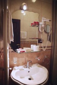 bagno con lavandino e specchio di Hotel Millenium a Bitola