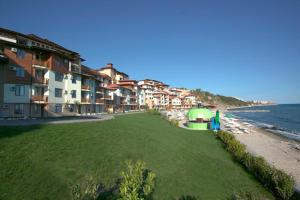 una spiaggia con alcuni edifici e l'oceano di Болгария, г.Свети Влас, к."Райска градина" a Sveti Vlas