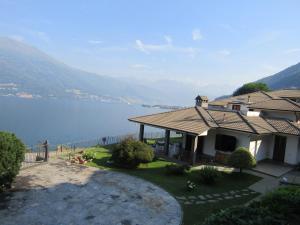 een huis met uitzicht op het water bij LUCY'S HOUSE in Bellano
