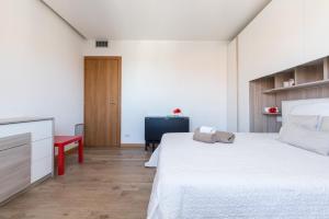 ミラノにあるAlessia's Flat - Sarpi 2のベッドルーム(白いベッド1台、赤いデスク付)
