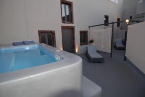 Bazen u ili blizu objekta Aria Suites & Villas