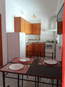 ルトラ・エディプソスにあるEdipsos Studio Apartmentのキッチン(テーブル、2皿付)
