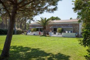 a house with a lawn in front of it at A Suara Di Mare in Ghisonaccia