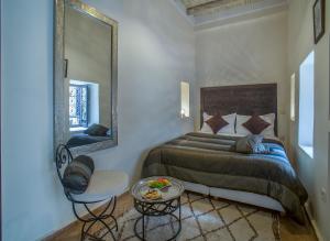 Ένα ή περισσότερα κρεβάτια σε δωμάτιο στο Riad Haraka