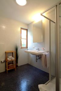 Kylpyhuone majoituspaikassa Ferienwohnungen Erath