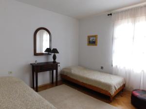 Кровать или кровати в номере Family Vacation Home Topolnitza