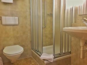 Bilik mandi di Hotel Saluver
