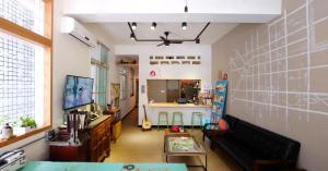 台南漫半拍 Lento Hostel 的带沙发和桌子的客厅