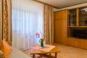 ein Wohnzimmer mit einem Sofa und einem Tisch in der Unterkunft Appartement Seibl in Sankt Johann in Tirol