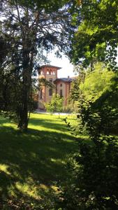 a large house in the middle of a field with trees at Villa Laura in Cocconi