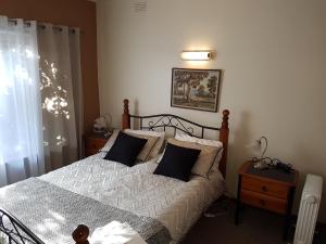 
A bed or beds in a room at Bright's Wombat's Retreat
