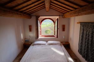1 Schlafzimmer mit 2 Betten vor einem Fenster in der Unterkunft Casa Montale in Montecarotto