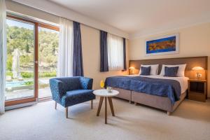 Un pat sau paturi într-o cameră la Hotel Bonaca