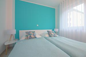 una camera con un grande letto con una parete blu di Bei Meyers - Leipzig Herzklinik a Lipsia