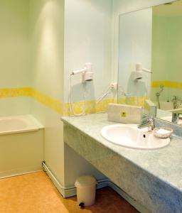 Fotografie z fotogalerie ubytování Logis Hotel L'ange Couronne v destinaci Belleville-sur-Saone