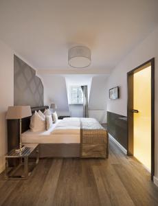 1 dormitorio con 1 cama grande y 1 mesa en Haus am Hühnerdieb, en Aachen