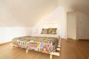 מיטה או מיטות בחדר ב-Bairro Alto Window - Gateway to Lisbon's Nightlife