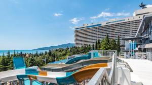 un tobogán de agua en un complejo con un gran edificio en Hotel Yalta Intourist, en Yalta