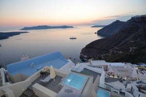 a large body of water surrounded by buildings at Aria Suites & Villas in Fira