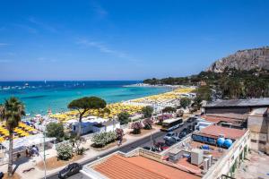 モンデッロにあるMondello Beach - Rooms By The Seaの黄色の傘と海の景色を望む客室です。