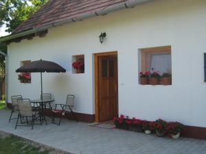 The building in which a vendégházakat is located
