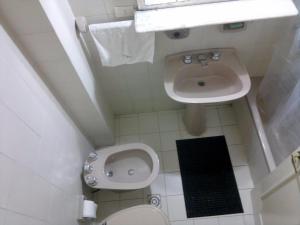 a small bathroom with a toilet and a sink at Lo de Vega in San Salvador de Jujuy