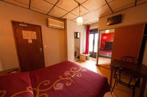 Säng eller sängar i ett rum på Hotel & Restaurant Le Beau Sejour