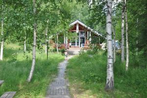 a path leading to a log cabin in the woods at Mökki Eteläranta in Mikkeli