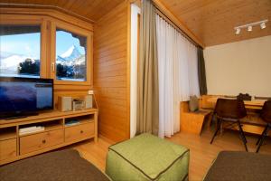 TV a/nebo společenská místnost v ubytování Chalet Felderhof