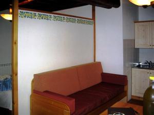 カステル・デル・ピアーノにあるHouse Roberto by Holiday Worldのリビングルーム(赤いソファ付)