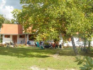 A garden outside Vendégmarasztaló Porta
