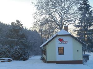 Vendégmarasztaló Porta during the winter
