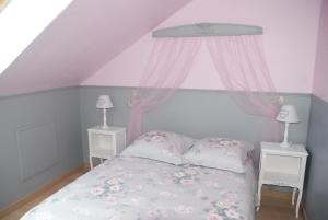 Un pat sau paturi într-o cameră la Chambre d'hotes "Les Paturelles"