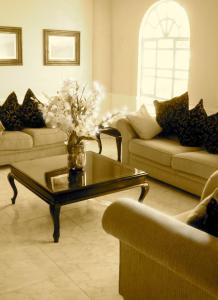 a living room with couches and a coffee table at Scala Hotel in Lagos de Moreno