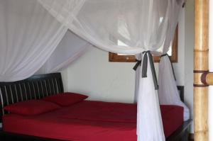 Ein Bett oder Betten in einem Zimmer der Unterkunft Villa Kembang, Lakey Peak, Nungas