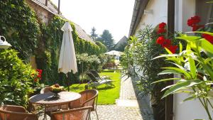 une terrasse avec une table et un parasol dans l'établissement Gästehaus Doris, à Purbach am Neusiedlersee