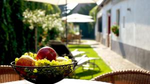 un bol de fruta está sentado en una mesa en Gästehaus Doris en Purbach am Neusiedlersee