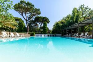 The swimming pool at or close to Hotel La Bussola