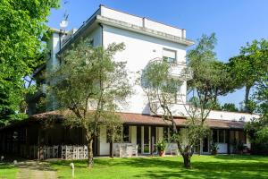 Vonkajšia záhrada v ubytovaní Hotel La Bussola