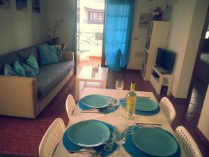 een woonkamer met een tafel met borden en wijnglazen bij La casita de Esteban in Arrieta